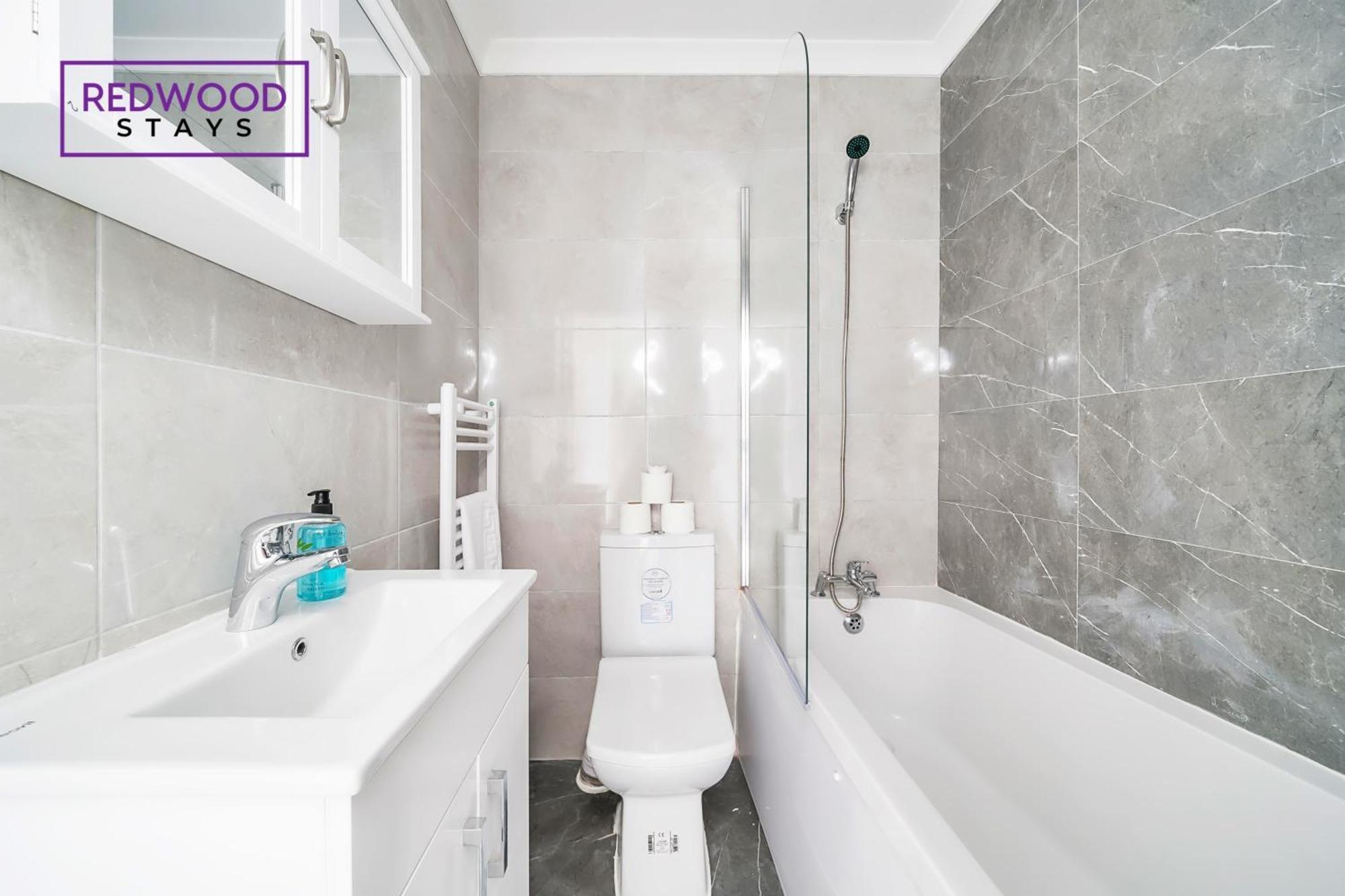 אלדרשוט Brand New, 2 Bed 1 Bath, Modern Town Center Apartment, Free Wifi & Netflix By Redwood Stays מראה חיצוני תמונה